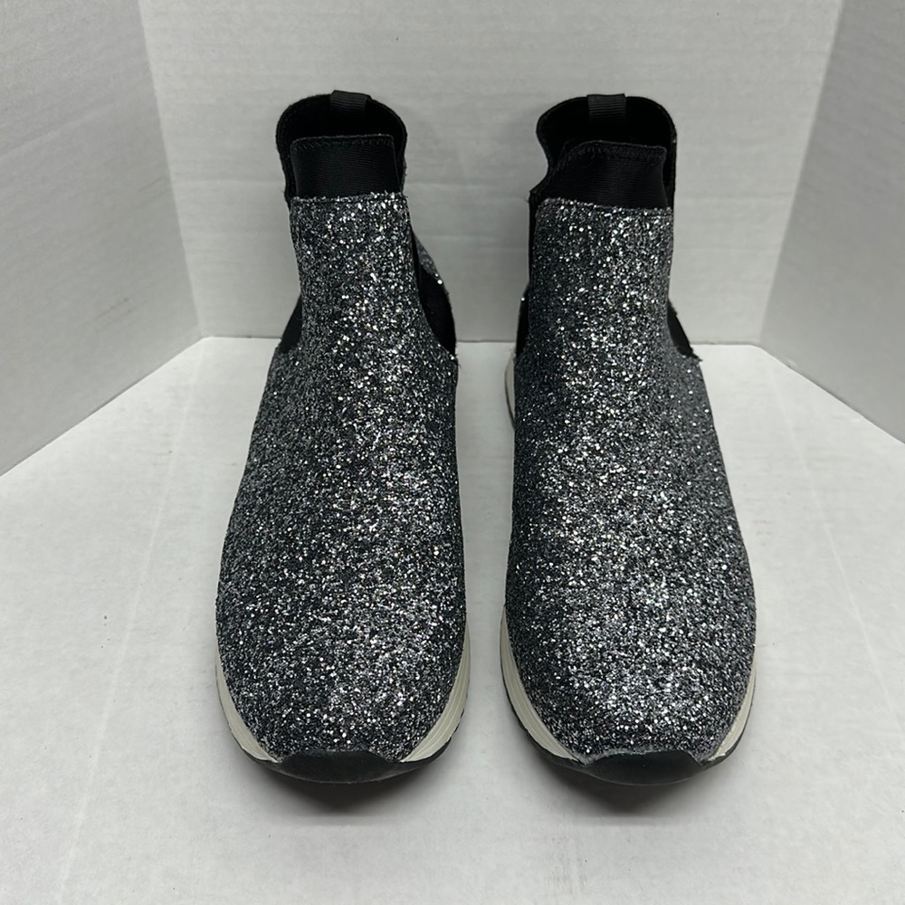 Kenneth Cole Reaction NWOT ‘Cameron’ Chelsea sparkle jogger. Women’s size 8